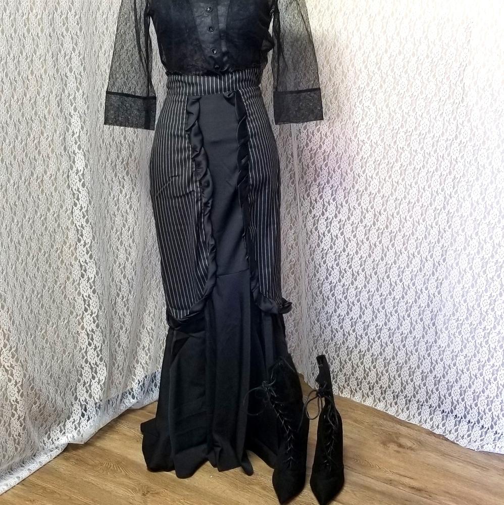 🆕️ *FINAL* Lovely Pinstripe Goth/Victorian Skirt